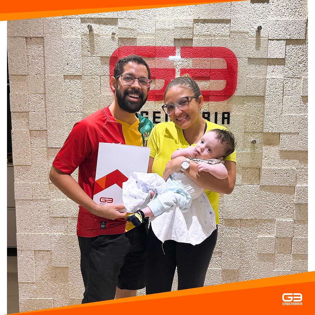 Família recebendo as chaves da G3 Engenharia