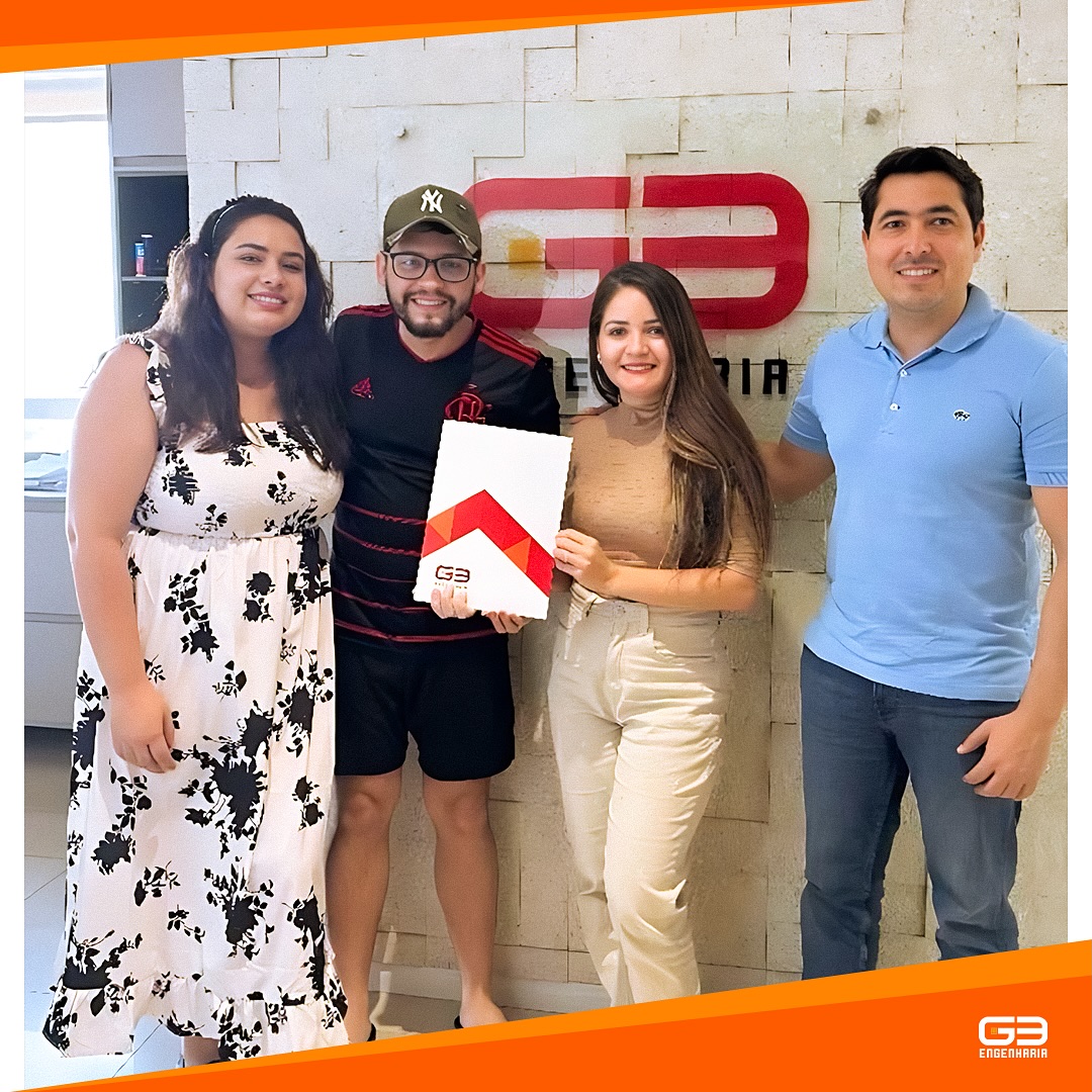 Família recebendo as chaves da G3 Engenharia